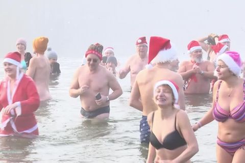 Video: Traditionelles "Anbaden" am 1. Weihnachtsfeiertag