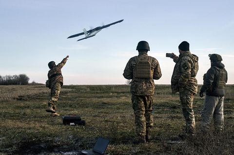 Ukrainische Soldaten starten eine Drohne