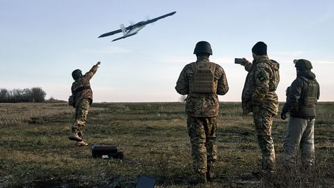 Ukrainische Soldaten starten eine Drohne