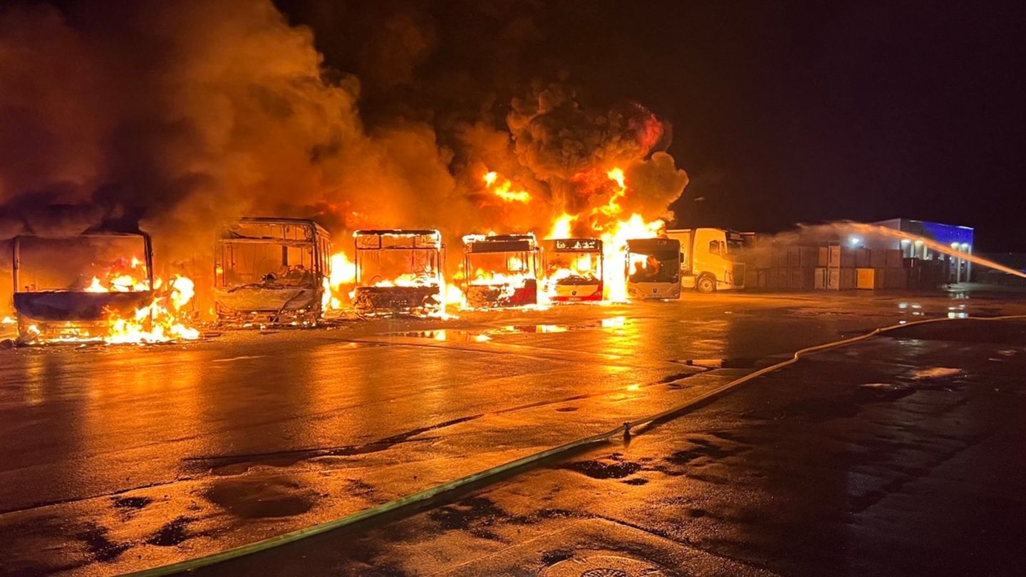 In Velbert stand in der Nacht zu Montag ein Busdepot in Flammen