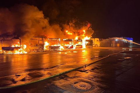 In Velbert stand in der Nacht zu Montag ein Busdepot in Flammen