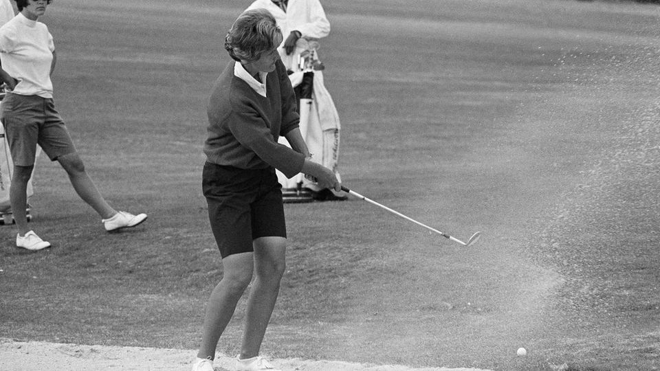 Kathy Whitworth im Jahr 1966 in Aktion am 18. Loch beim Women Titleholders Golf Tournament in Augusta im US-Bundesstaat Georgia