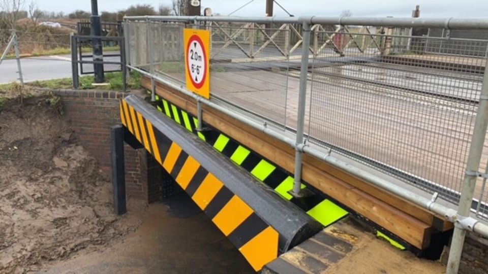 33 Unfälle in einem Jahr: In den vergangenen Jahren wurde die Stonea Bridge renoviert. Nun gibt es ein Polster, das die Schäden an der Brücke bei Unfällen minimieren soll. Auch weitere Warnhinweise wurden angebracht In den vergangenen Jahren wurde die Stonea Bridge renoviert. Nun gibt es ein Polster, das die Schäden an der Brücke bei Unfällen minimieren soll. Auch weitere Warnhinweise wurden angebracht