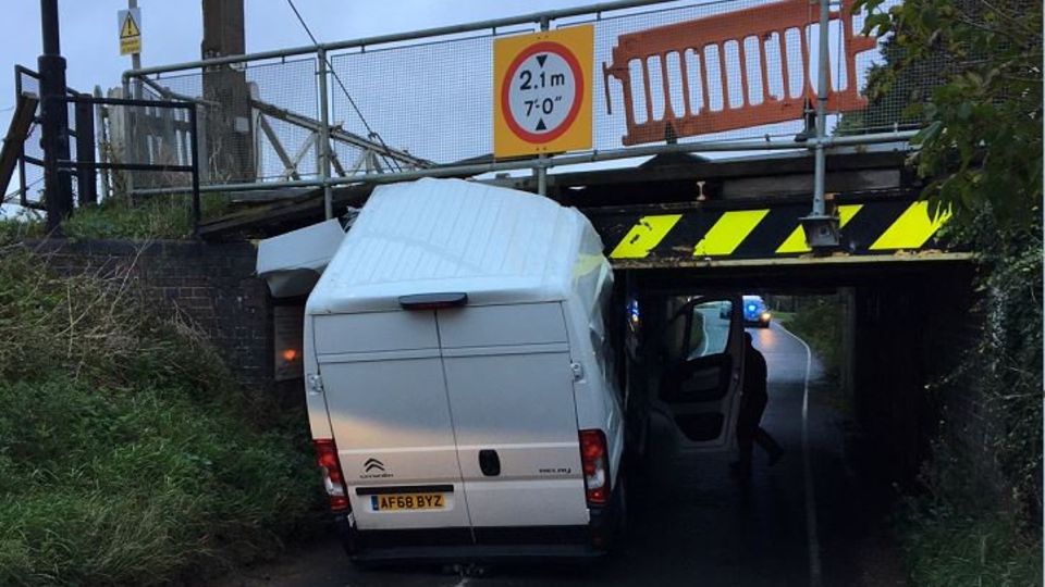 Transporter bleibt unter der Stonea Bridge hängen
