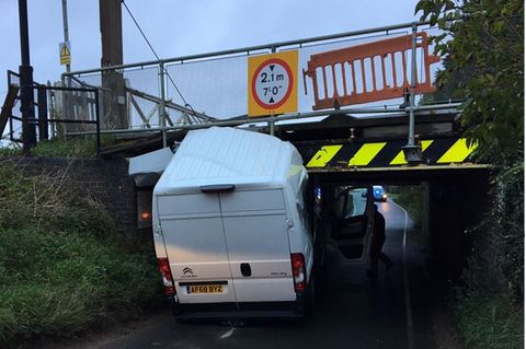 Transporter bleibt unter der Stonea Bridge hängen