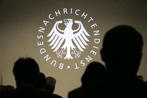 Geladene Gäste verfolgen die Eröffnung des Besucherzentrums des Bundesnachrichtendienstes