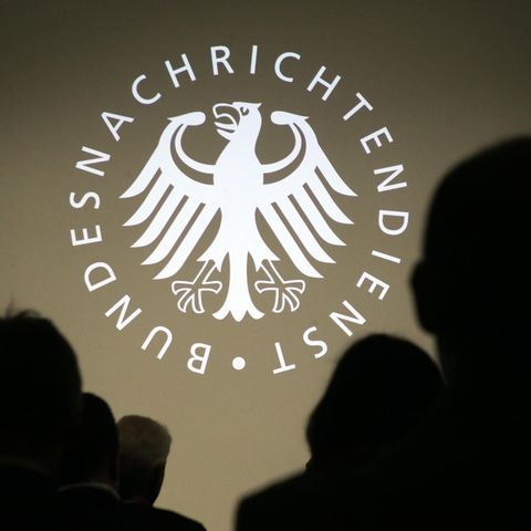 Geladene Gäste verfolgen die Eröffnung des Besucherzentrums des Bundesnachrichtendienstes