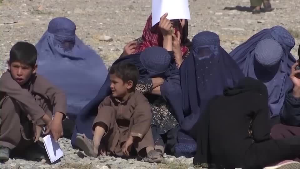 Video: NGOs in Afghanistan stellen Arbeit vorerst ein Video: NGOs in Afghanistan stellen Arbeit vorerst ein
