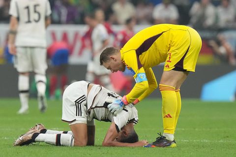 Manuel Neuer und Jamal Musiala nach dem letzten WM-Spiel. Auch in der Weltrangliste ging es nach unten.