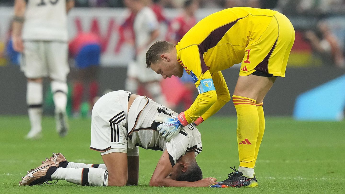 Manuel Neuer und Jamal Musiala nach dem letzten WM-Spiel. Auch in der Weltrangliste ging es nach unten.