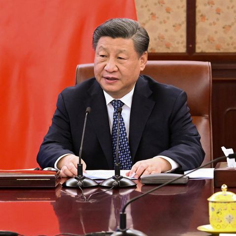 Xi Jinping, der Staatspräsident der Volksrepublik China, sitzt an einem Tisch