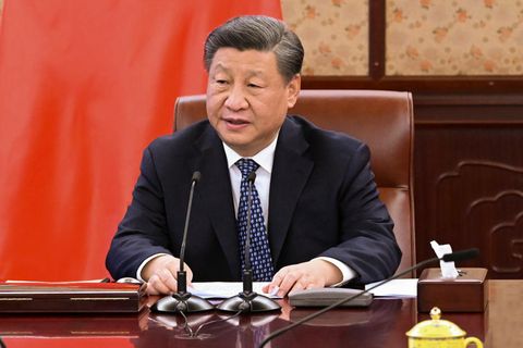 Xi Jinping, der Staatspräsident der Volksrepublik China, sitzt an einem Tisch