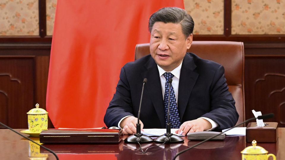 Xi Jinping, der Staatspräsident der Volksrepublik China, sitzt an einem Tisch