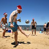 Weihnachten mit Sonnengarantie – das gibt es in Australien. Die Strände in Melbourne und anderen Metropolen des weit entfernten Kontinentes waren an den Feiertagen entsprechend voll – die rote Mütze durfte aber nicht fehlen. 