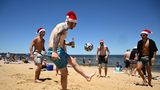 Weihnachten mit Sonnengarantie – das gibt es in Australien. Die Strände in Melbourne und anderen Metropolen des weit entfernten Kontinentes waren an den Feiertagen entsprechend voll – die rote Mütze durfte aber nicht fehlen. 