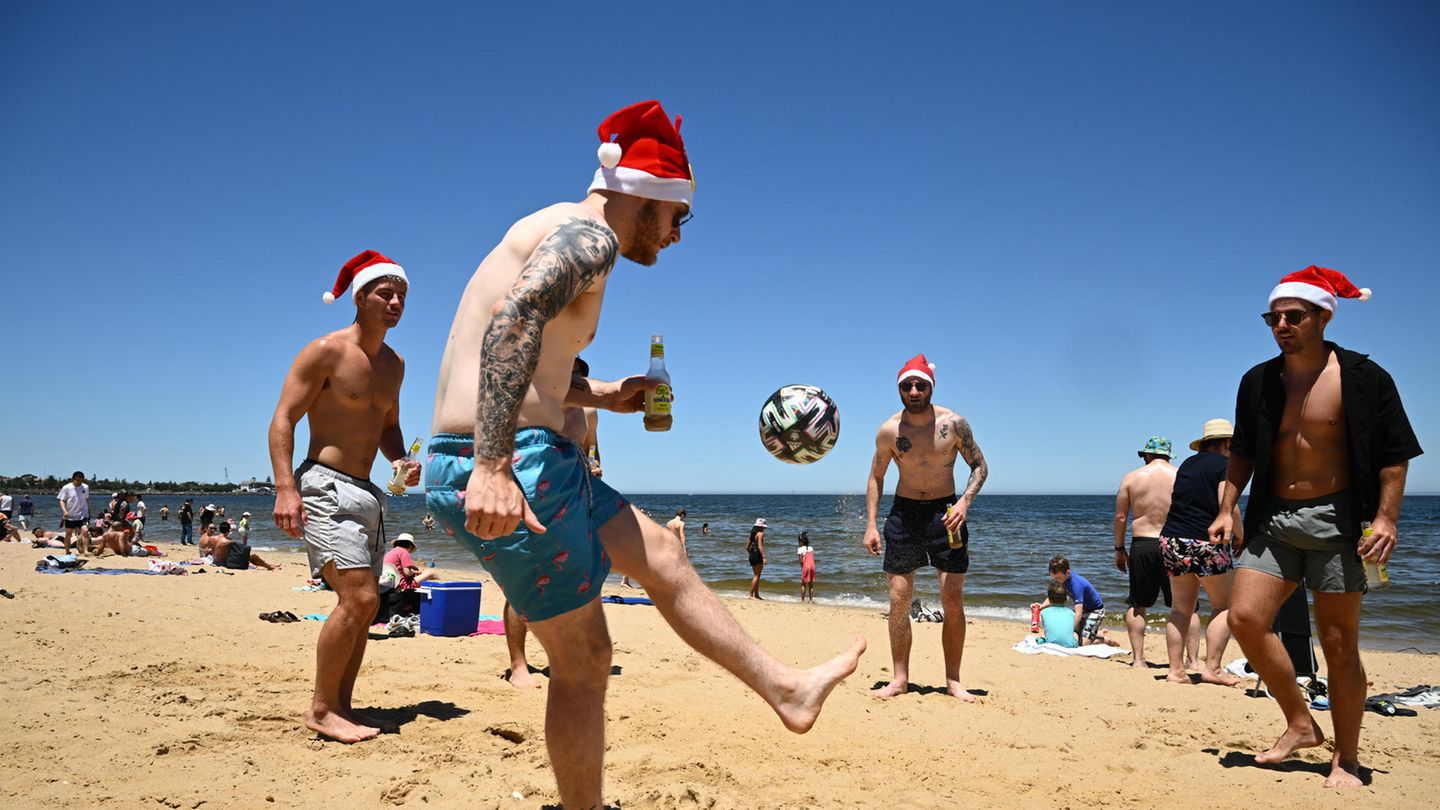 Weihnachten mit Sonnengarantie – das gibt es in Australien. Die Strände in Melbourne und anderen Metropolen des weit entfernten Kontinentes waren an den Feiertagen entsprechend voll – die rote Mütze durfte aber nicht fehlen. 
