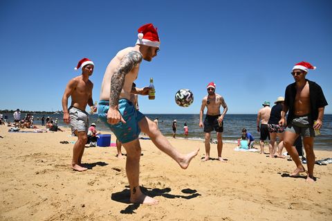 Weihnachten mit Sonnengarantie – das gibt es in Australien. Die Strände in Melbourne und anderen Metropolen des weit entfernten Kontinentes waren an den Feiertagen entsprechend voll – die rote Mütze durfte aber nicht fehlen. 