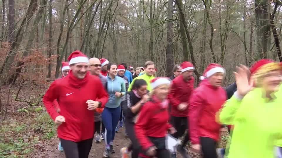 Video: Macht munter: Traditioneller Gänsebratenverdauungslauf in Berlin Video: Macht munter: Traditioneller Gänsebratenverdauungslauf in Berlin