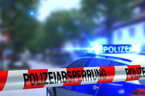 Ein Polizeiauto hinter einer Absperrung als Symbolfoto für Einsatz in Kleve