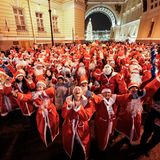 In St. Petersburg in Russland versammeln sich Hunderte verkleidete Menschen, um am traditionellen Väterchen-Frost-Laufwettbewerb teilzunehmen. 