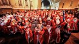 In St. Petersburg in Russland versammeln sich Hunderte verkleidete Menschen, um am traditionellen Väterchen-Frost-Laufwettbewerb teilzunehmen. 