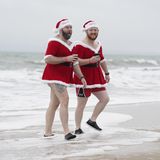 Beim alljährlichen "Macmillan Boscombe White Christmas Dip" in Bournemouth, Großbritannien, sind Hunderte Briten in kreativer bis gewagter Weihnachtsrobe ins eiskalte Meer gesprungen