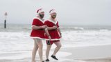Beim alljährlichen "Macmillan Boscombe White Christmas Dip" in Bournemouth, Großbritannien, sind Hunderte Briten in kreativer bis gewagter Weihnachtsrobe ins eiskalte Meer gesprungen