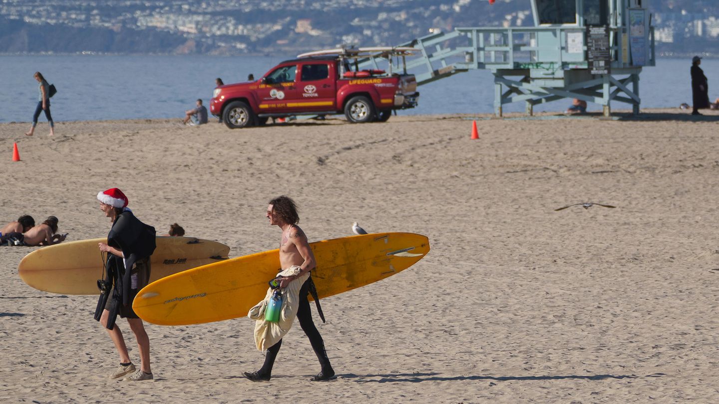 In Los Angeles, USA, haben viele Menschen die Weihnachtstage am Strand verbracht – ob beim Surfen, Entspannen oder Spazieren. 