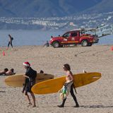 In Los Angeles, USA, haben viele Menschen die Weihnachtstage am Strand verbracht – ob beim Surfen, Entspannen oder Spazieren. 