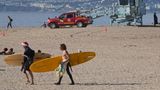 In Los Angeles, USA, haben viele Menschen die Weihnachtstage am Strand verbracht – ob beim Surfen, Entspannen oder Spazieren. 