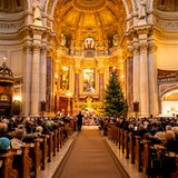 Hunderte Menschen sind an Heiligabend zur Messe in den Berliner Dom in Deutschland gekommen. 