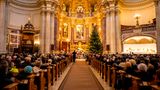 Hunderte Menschen sind an Heiligabend zur Messe in den Berliner Dom in Deutschland gekommen. 
