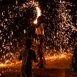 Der Künstler Faith Atieno brennt in der Nacht zum ersten Weihnachtstag in den Kibera-Slums in Kenia  Feuerwerkskörper ab.