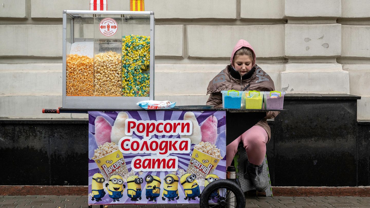 Weihnachten in der Ukraine: Die Menschen feiern das Fest und gönnen sich kleine Freuden wie Popcorn – selbst während der Luftangriffe.