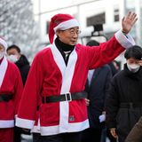 Han Duck-soo, Premierminister von Südkorea, nimmt im Weihnachtsmannkostüm an einer Wohltätigkeitsveranstaltung in seinem Land teil – davon gibt es an den Feiertagen einige.