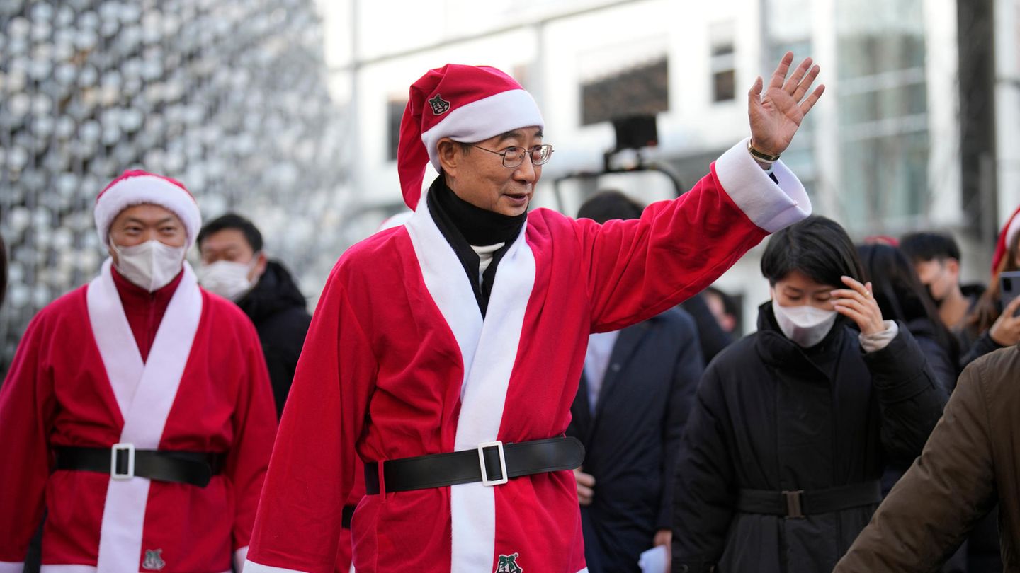 Han Duck-soo, Premierminister von Südkorea, nimmt im Weihnachtsmannkostüm an einer Wohltätigkeitsveranstaltung in seinem Land teil – davon gibt es an den Feiertagen einige.