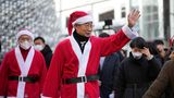 Han Duck-soo, Premierminister von Südkorea, nimmt im Weihnachtsmannkostüm an einer Wohltätigkeitsveranstaltung in seinem Land teil – davon gibt es an den Feiertagen einige.