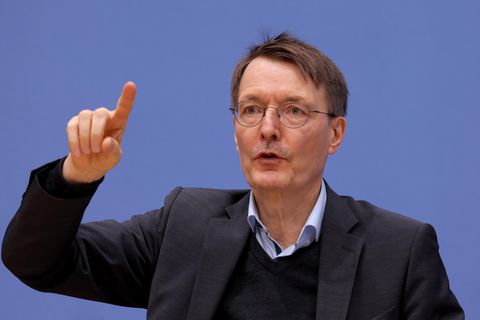 Bundesgesundheitsminister Karl Lauterbach unterstützt eine genderkonforme Formulierung auf Beipackzetteln von Arzneimitteln