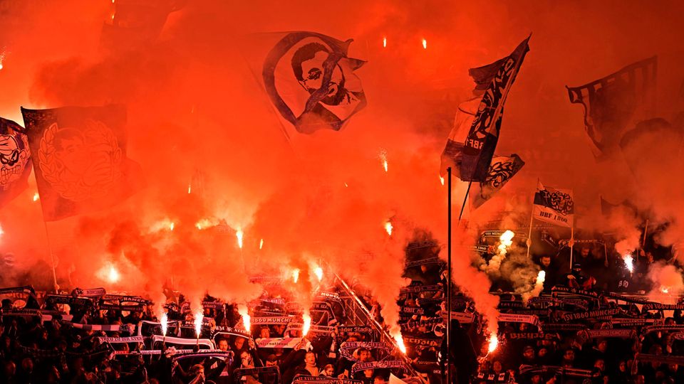 Corona Fußball Bundesliga Fans zünden Pyrotechnik im Fußball-Stadion