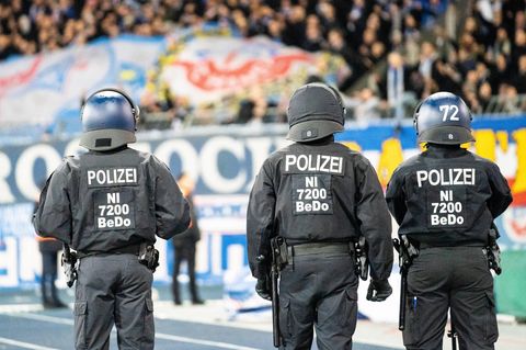 Polizeibeamte im Fußball-Stadion