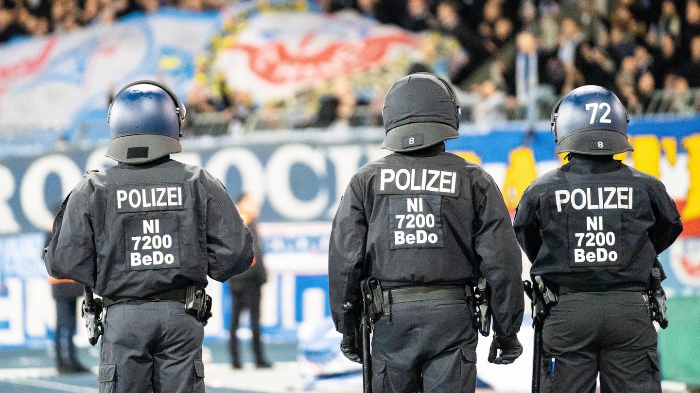 Polizeibeamte im Fußball-Stadion