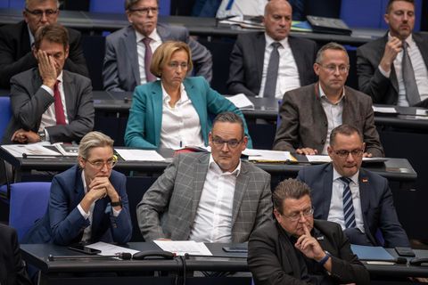 Getrübte Stimmung: Blick in die AfD-Bundestagsfraktion mit den Vorsitzenden Alice Weidel und Tino Chrupalla (zweite Reihe an den Rändern)