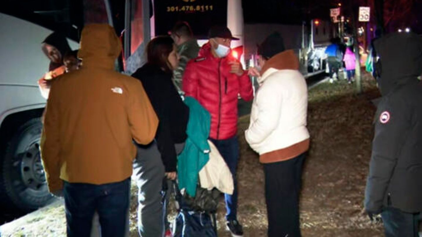 Mehr als 100 Geflüchtete werden an Weihnachten vor dem Haus der US-Vizepräsidentin abgesetzt