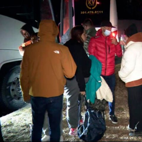 Mehr als 100 Geflüchtete werden an Weihnachten vor dem Haus der US-Vizepräsidentin abgesetzt