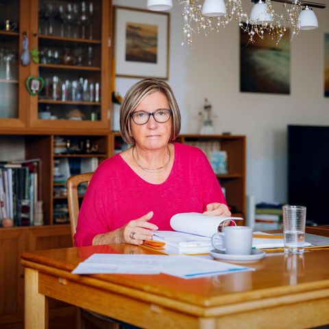 Pflegeheimkosten: Portrait von Doris Dahmen bei ihr Zuhause