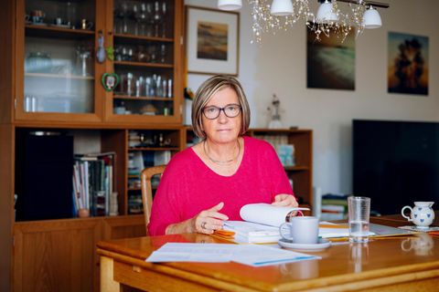 Pflegeheimkosten: Portrait von Doris Dahmen bei ihr Zuhause