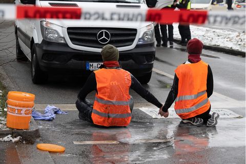 Zwei Klimaaktivisten nehmen an einer Protestaktion der Gruppe "Letzte Generation" teil