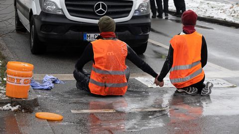 Zwei Klimaaktivisten nehmen an einer Protestaktion der Gruppe "Letzte Generation" teil