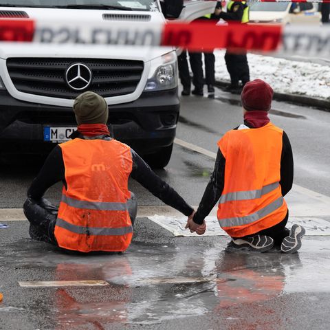 Zwei Klimaaktivisten nehmen an einer Protestaktion der Gruppe "Letzte Generation" teil