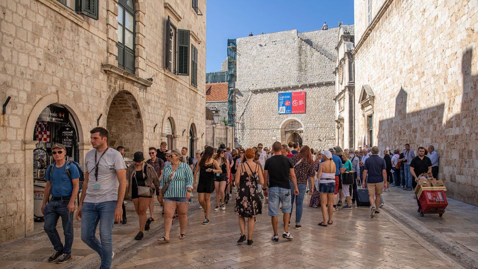 Kroatien Euro Schengen-Land Touristen in der Altstadt von Dubrovnik